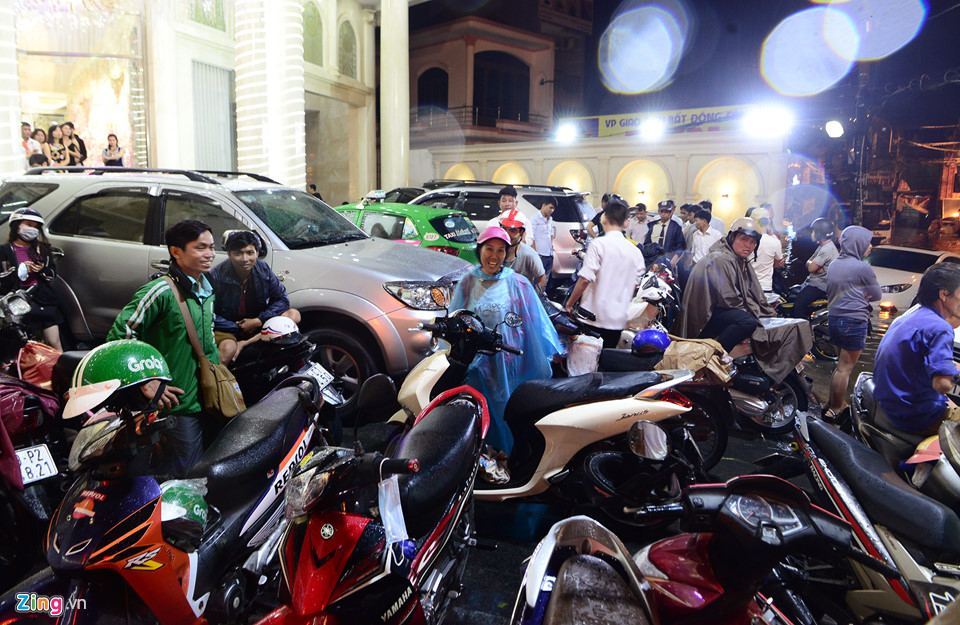 Người Sài Gòn lội nước ngập ngang bụng, ngã sấp mặt giữa đêm